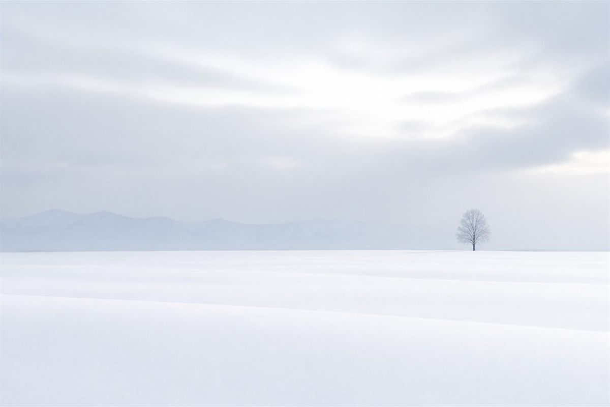 水彩で描かれた雪原の静けさ。白い雪と淡い光